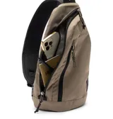Bolso bandolera de Columbia color arena, con tecnología Omni-SHIELD™ de repelencia al agua y a las manchas, cremalleras YKK y múltiples bolsillos de seguridad.