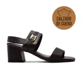 Sandalias de cuero negro con taco cuadrado y tira ancha sobre el empeine con hebilla dorada.