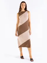 Vestido midi de punto sin mangas, con escote bote, diseño de franjas diagonales en tonos marrón y beige, y aberturas laterales en el bajo.