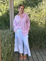 Pantalón capri azul marino de lino, con corte ancho, cintura elastizada ajustable con cordón y terminación con flecos.