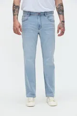 Jean slim fit de color celeste claro, con tiro medio y diseño clásico de cinco bolsillos.