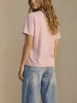 Remera verde claro de algodón peinado, corte oversize y mangas cortas.