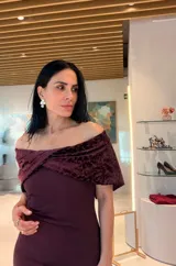 Vestido midi de corte ajustado en color bordó, con escote tipo bardot y detalle de solapa en terciopelo con estampado animal print. Presenta una abertura lateral en el ruedo.