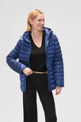 Campera puffer verde militar con capucha, cierre frontal y bolsillos laterales con cierre.