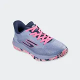 Championes Skechers Viper Court Pro 2.0 de color amarillo claro con detalles en lila y suela estampada multicolor. Diseñados para rendimiento deportivo, con tecnología de malla transpirable, soporte Arch Fit y suela Goodyear.