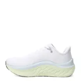 Championes de running New Balance modelo Kaiha Road para mujer. Presentan un diseño en color blanco con tecnología de amortiguación Fresh Foam X en la entresuela, exterior de malla transpirable y suela de goma con refuerzos en color negro.