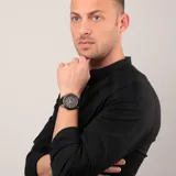 Reloj Maserati modelo Successo R8871621011, para hombre, con caja de acero inoxidable negra de 45mm de diámetro, esfera negra con detalles dorados y correa de silicona negra con textura. Resistente al agua hasta 10 ATM.