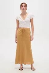 Falda larga de algodón color beige, con detalles de broderie y cordón ajustable en la cintura.