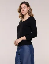Buzo tejido fino y suave de marca Elie Tahari, color gris, con escote redondo pronunciado, mangas largas y silueta semi entallada.