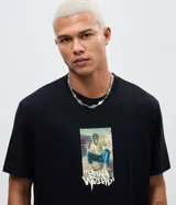 Remera de algodón con cuello redondo y manga corta, de corte holgado. Presenta un estampado central con un diseño de un alienígena y la frase Stay Weird.