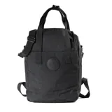 Bolso matero negro de poliéster con doble cierre, correa regulable y asas fijas. Tiene dos bolsillos externos con cierre, un bolsillo interno con cierre y dos abiertos. Cuenta con compartimentos para notebook y matero.