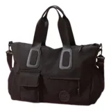 Bolso deportivo multifunción color negro, con diseño liso, compartimento principal con cierre, bolsillo frontal con solapa y bolsillo frontal con cierre. Cuenta con doble asa de mano y correa de hombro ajustable y extraíble. Incluye detalle de logo circular en la parte inferior.