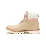 Bota Caterpillar Colorado 2.0 color beige con cordones rosas, cuello acolchado blanco y logo Caterpillar en rosa. Fabricada con capellada de cuero nobuck, forro interno de nylon en malla y suela de goma duradera.