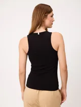 Musculosa de algodón peinado azul, confeccionada en punto sencillo con cuello redondo y diseño ajustado.