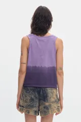 Top musculosa de algodón con efecto lavado degradé en tonos morados, escote redondo y breteles retorcidos.