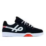 Championes de skate Öus modelo Cuoro, color negro con detalles en blanco y naranja. Presentan un diseño de perfil bajo con logo lateral, cordones jaspeados y suela con detalle naranja en el arco.