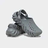 Zuecos Crocs modelo Echo Clog de color negro, con diseño moldeado de estilo urbano y deportivo, aberturas de ventilación y tira ajustable en el talón.