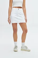 Minifalda blanca de jean con terminación desflecada.