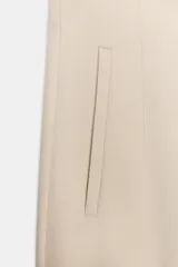 Pantalón tobillero de tiro alto y corte slim fit, con costuras frontales marcadas, bolsillos laterales de vivo y cierre frontal con cremallera, botón y gancho metálico.