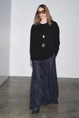 Jersey de corte oversize confeccionado en lana 100%, con cuello redondo y manga larga. Presenta acabados en rib en puños, cuello y ruedo.