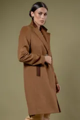 Tapado de corte sastre con diseño de espiga en tonos blanco y negro. Cuenta con solapas clásicas, cierre frontal de un botón y bolsillos laterales.