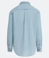 Camisa de jean celeste de manga larga, marca Marfinno, con bolsillo en el pecho y cierre con botones.