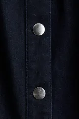 Vestido midi de denim azul oscuro, con cuello camisero, escote en V y cierre frontal de botones metálicos. Cuenta con mangas corta y frunces laterales en la cintura para un ajuste entallado.