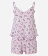 Conjunto de pijama de microfibra color rosa con estampado de ojos turcos. Incluye un top de breteles finos ajustables con volado en el bajo y un short con cintura elástica.