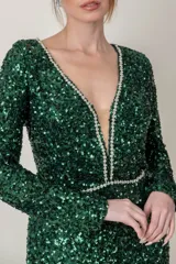 Vestido largo de fiesta color verde esmeralda con lentejuelas, escote en V con tul y apliques de strass en escote y cintura. Mangas largas y corte ajustado.