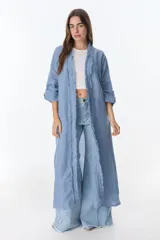 Kimono largo de lino color bordó, con flecos decorativos en los bordes frontales y mangas 3/4.