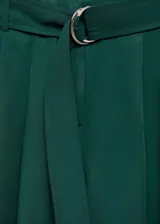 Pantalon wide leg color verde oscuro, con pinzas frontales, trabillas y cinturón integrado con hebilla circular. Cuenta con bolsillos laterales y cierre oculto.