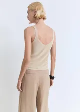 Top de punto fino metalizado color beige, con tirantes anchos y escote en V.