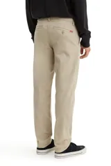 Pantalón chino color beige de gabardina con corte tapered, tiro medio y cierre con cremallera.