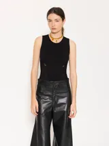 Top negro ajustado al cuerpo, sin mangas y con paneles de encaje en los laterales.