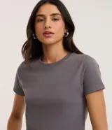 Remera básica de cuello redondo y manga corta, confeccionada en algodón suave y transpirable. Diseño liso y versátil de la marca Blue Steel.