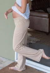 Pantalón de maternidad color beige, de corte recto y tiro alto, con cintura elastizada.