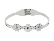 Pulsera rígida de acero plateado con tres flores caladas y circonitas engarzadas.