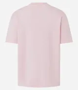 Remera básica de cuello redondo y manga corta, confeccionada en algodón peruano con acabado suedine. Presenta un diseño liso y minimalista.