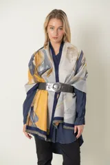 Cinto de cuero con elástico, color tostado metalizado y hebilla ovalada metálica plateada.