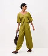 Pantalón balloon de piqué verde militar, con cintura estructurada, pinzas delanteras, piernas amplias y terminación entallada en los tobillos.
