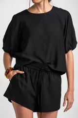 Blusa marrón de mangas cortas abullonadas, cuello redondo y diseño holgado.