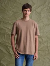 Remera de algodón pesado, color azul marino, con cuello redondo y manga corta.