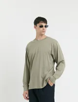 Remera de manga larga con escote redondo y puños en punto canalé, confeccionada en algodón.