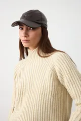 Gorra con visera de cuero color chocolate, con ajuste posterior mediante velcro.