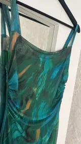 Vestido largo de microtul forrado color verde con estampado abstracto.