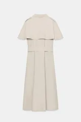 Vestido camisero midi de algodón con diseño de capa, cuello solapa, manga corta tipo capa y trabillas en los hombros. Presenta cierre frontal con botones, bolsillos delanteros y cinturón ajustable del mismo tejido con lazada. El bajo tiene un acabado en línea evasé.