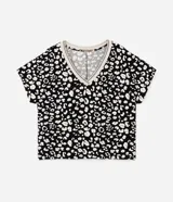 Blusa de crepé con estampa de manchas en blanco y negro, mangas cortas y escote en pico con borde contrastante.