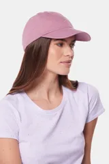 Gorro con visera de lona de algodón color rosado, con diseño clásico de seis paneles y pequeño bordado frontal ton sur ton.