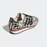 Championes Adidas modelo SL 72 OG con diseño de estampado animal print tipo cebra en material de pelo sintético. Presentan las icónicas tres tiras laterales en color negro, detalle de línea roja en la mediasuela y suela de caucho.