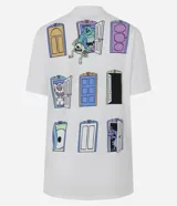 Remera de algodón color blanco, con cuello redondo y mangas cortas. Presenta un estampado en la espalda con diseño de puertas de la película Monsters Inc. y el texto 'We scare because we care!'.